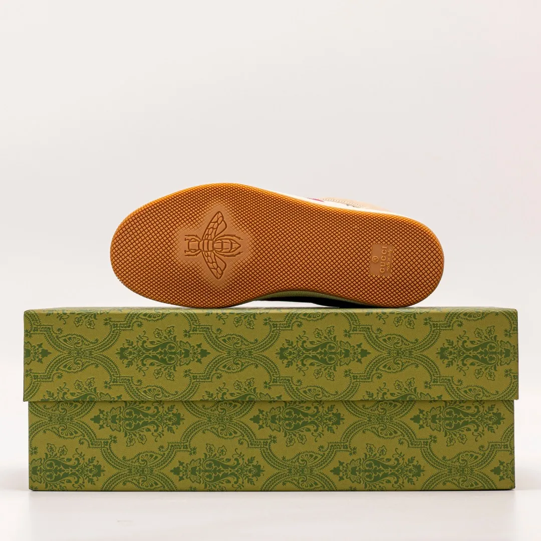 Factory price 580 [Higher version] GUCCI casual sports distressed small dirty shoes, polished cowhide fabric, hand-made distressed effect!  Original terry cloth, delicate, soft, comfortable and breathable. Privately molded steel-stamped two-color original TPU outsole (lower layer is wider, upper layer is narrower) to differentiate the wrong version of the outsole in the market. Fabric, material, outsole, detail comparison SIZE: 34-41, 38-45 regular size (women's 34, 41, men's 38, 45 customized, non-returnable and non-exchangeable) (women's colors and men's models need to be customized)